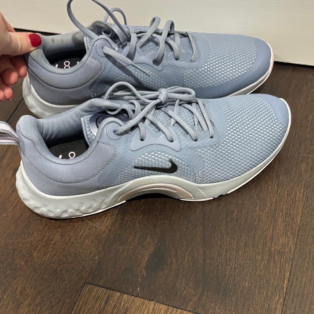 Nike Women's Light Gray Athletic Shoes